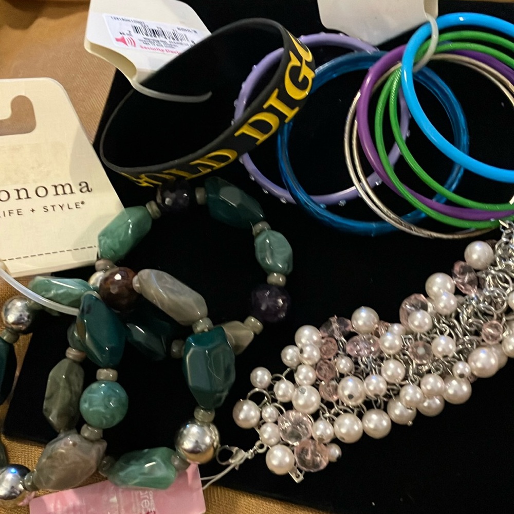 Ladies, 13 piece of assorted beautiful bracelets